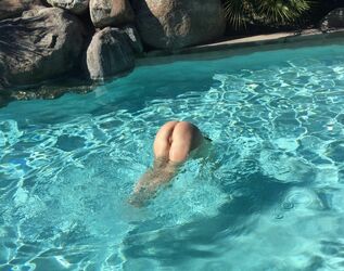 milf at the pool. Photo #4