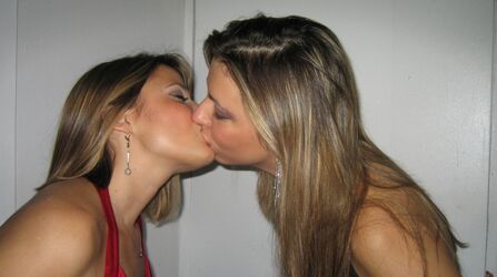 two hottest girls kissing. Photo #2