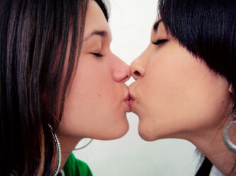 two hottest girls kissing. Photo #6